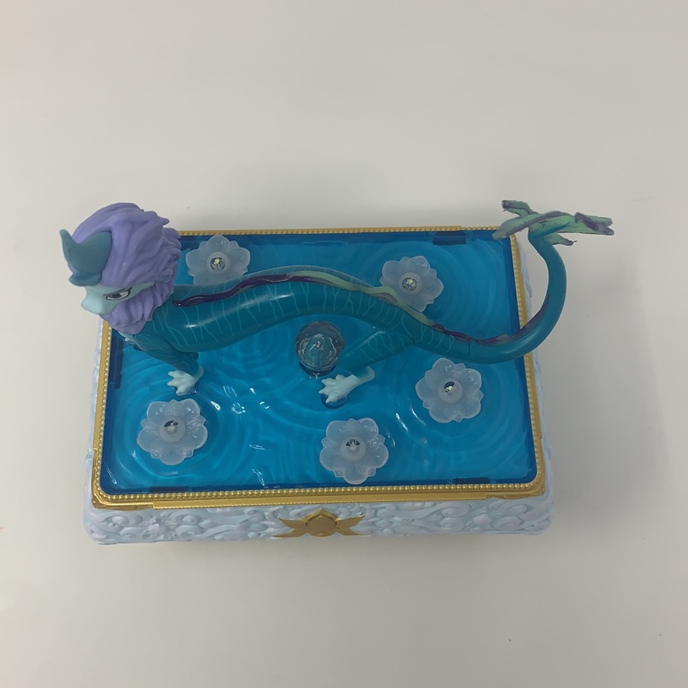 Disney Raya & The Last Dragon Sisu Jewelry Chest Box Changing Lights & Music - Picture 3 of 17